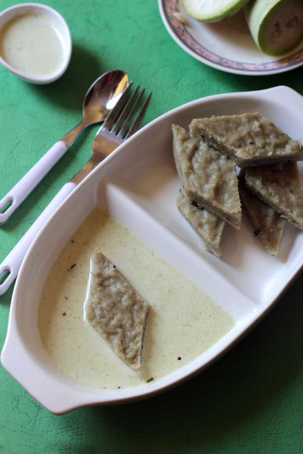 bottle gourd idli dipped in chutney